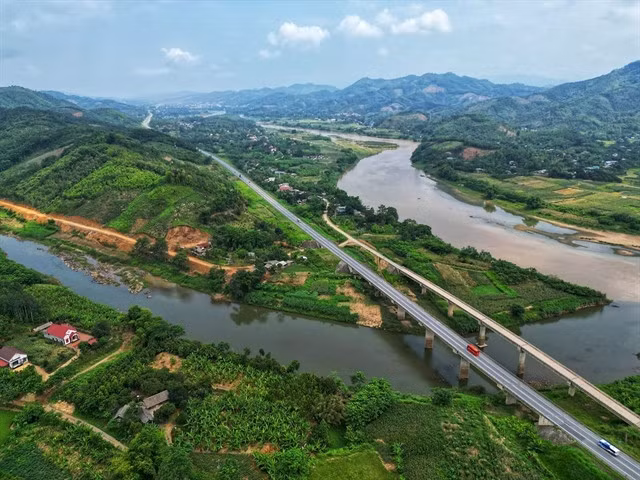 Nội Bài-Lào Cai Expressway. Synchronised infrastructure development is a crucial part of 2024 development plan. — VNA/VNS Photo Tuấn Anh