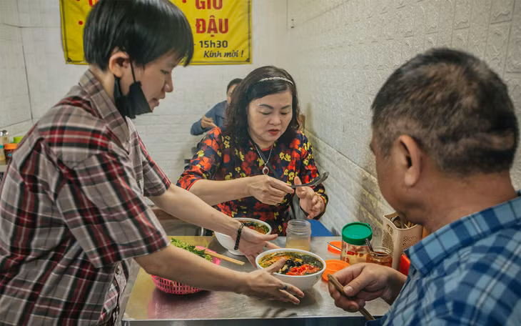 Hanoi’s three generations of bun rieu drawing regular customers ảnh 8 Hanoi’s three generations of bun rieu drawing regular customers