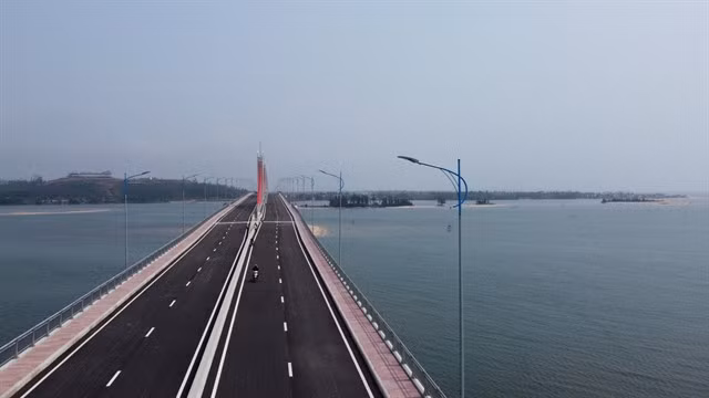 Cổ Lũy Bridge spans over the Trà Khúc River in Quảng Ngãi Province. The province has been developing infrastructure by calling for more investment projects. Photo courtesy of Trần Lan Anh