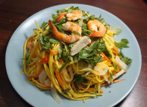 Goi xoai has a harmonious blend of sweet and sour flavors. Photo by VnExpress/Ha Thu