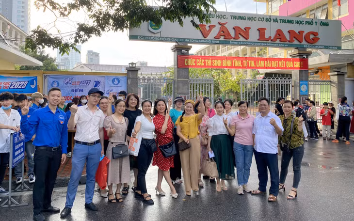 The volunteer force, teachers and parents, encourage students to do their tests well outside the test site of Van Lang Primary, Secondary and High School in Ha Long city.