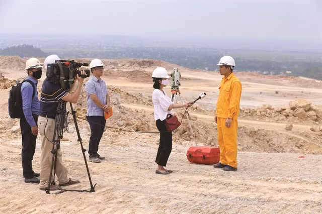 A television reporter of Vietnam News Agency's Television Centre Vnews working at Micco - Bắc Trung Bộ Mining Chemical Industry Company. VNA/VNS Photo Anh Tuấn