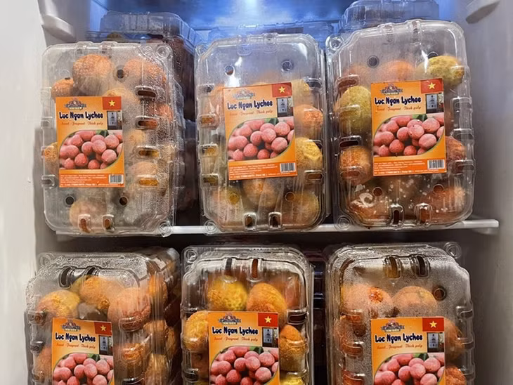 Vietnamese early ripening lychees with the brand identity of the Vietnamese national flag (Photo: VNA)