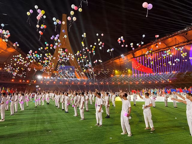 Balloons fill the skies at the opening ceremony of the 12th ASEAN Para Games at the Morodok Techo National Stadium in Phnom Penh, Cambodia on June 3. VNS Photo Thái Dương