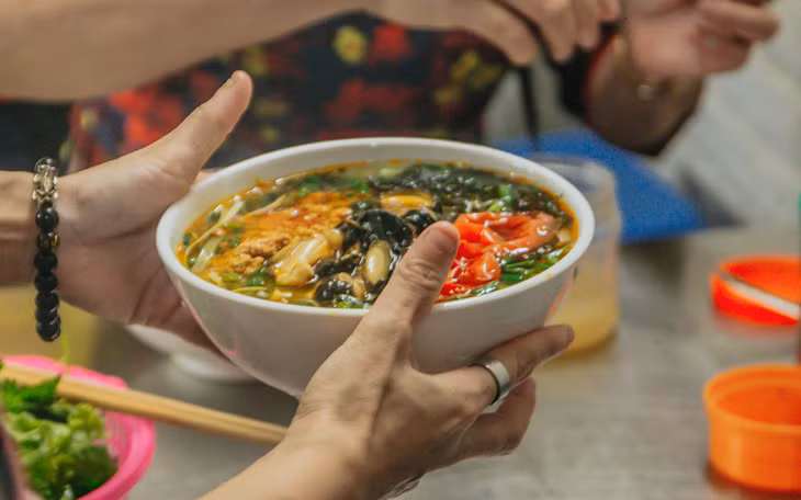 Hanoi’s three generations of bun rieu drawing regular customers ảnh 6 Hanoi’s three generations of bun rieu drawing regular customers