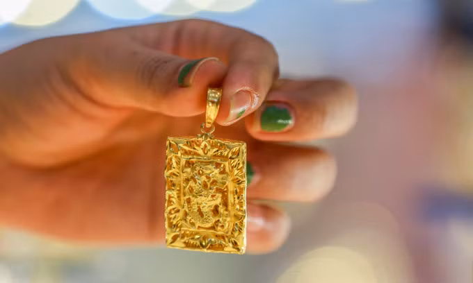Gold prices inch up