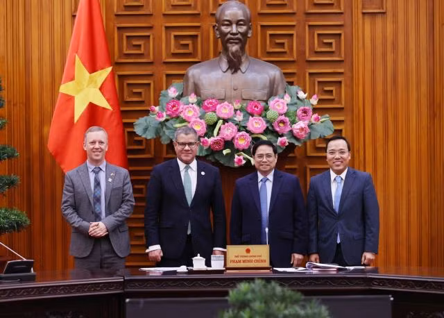 PM Phạm Minh Chính (second, right) met with President for the 26th UN Climate Change Conference of the Parties (COP26) Alok Kumar Sharma (third, right) and Ambassador of the UK to Việt Nam Gareth Ward (first, left) on Monday.