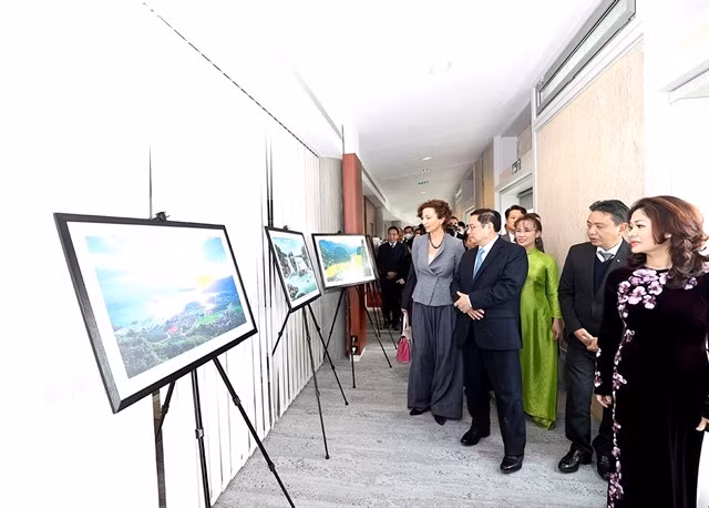 Prime Minister Phạm Minh Chính (third from right), in front) visits UNESCO headquarters in Paris, France in November 2021. VNA/VNS Photo Dương Giang
