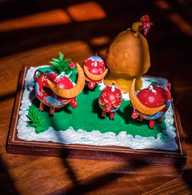 Đoàn Văn Hậu says making tò he is not difficult, but the important thing is love and perseverance. Photo Tò He Việt