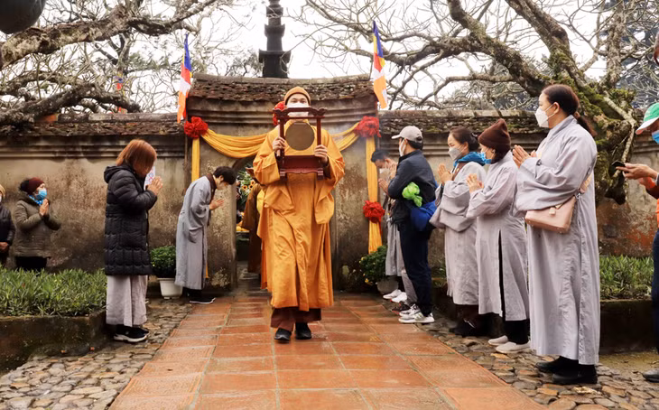 The procession from the foot of the mountain to Hue Quang Tower.