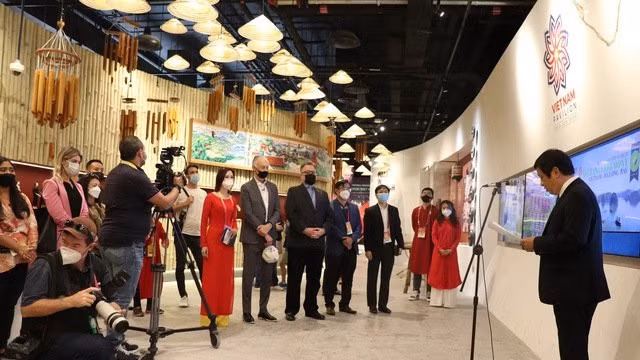 Vietnamese Ambassador to the UAE Nguyen Manh Tuan speaks at the ceremony honouring the Ha Long Bay – a UNESCO World Natural Heritage – at the Expo 2020 Dubai. (Photo: VGP/Diep Anh).