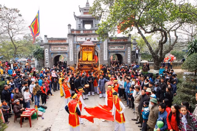 Co Loa Festival pays homage to King An Duong Vuong who built the Co Loa citadel and for ruling Au Lac Kingdom for 50 years