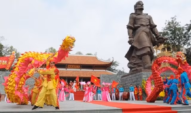 Dong Da Festival takes place annually to commemoeate King Quang Trung - the national hero