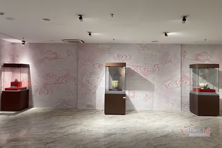 National treasures are put in glass display cases. There are devices to control the humidity.