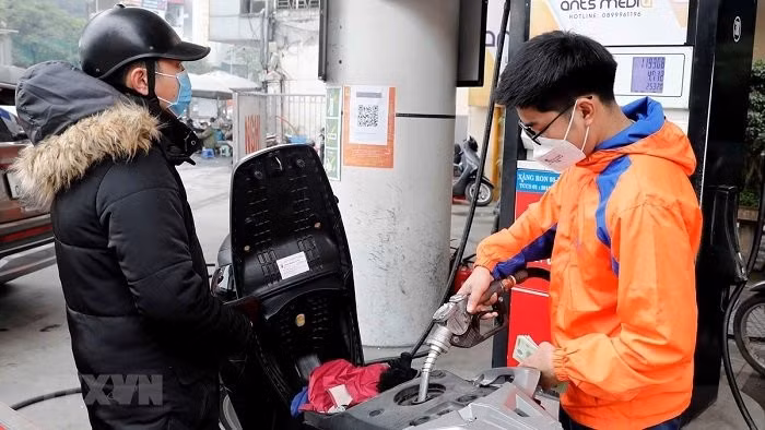 Petrol prices continue to rise by nearly 1,000 VND per litre ảnh 1