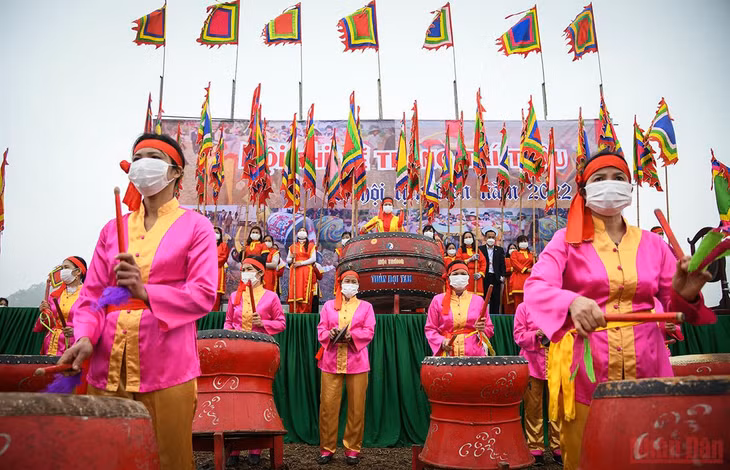 The festival begins with a drum performance by the female drum team of Doi Tam Village. (Photo: THANH DAT)