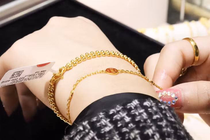Gold jewelry 