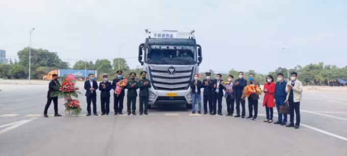 The government of Mong Cai city and functional units presented flowers to congratulate the clearance event of the 'first-footing' shipment worth nearly 2.4 million USD.