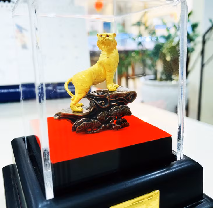 Gold items have been launched on the market with many eye-catching shapes to attract buyers.