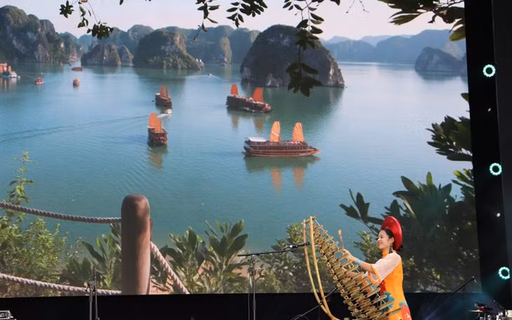 Vietnamese artists perform with the background of Ha Long Bay. Photo: (The Ministry of Culture, Sports and Tourism)I