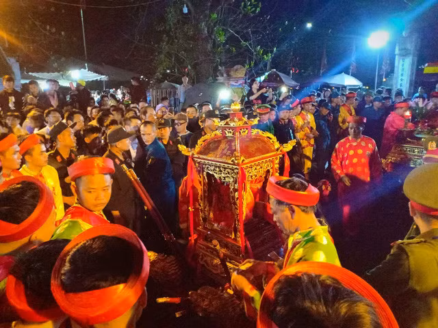 People flock to Tran Temple Festival to pray for good luck and happiness