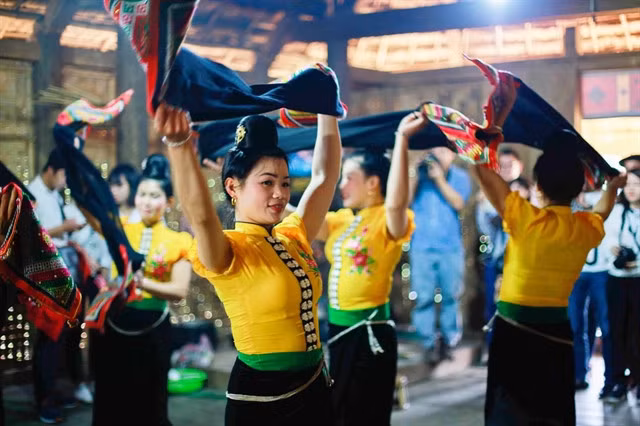 Women of the Thái ethnic minority in the northern province of Hòa Bình perform their folk dance Xòe Thái. The dance was recognised by UNESCO as an Intangible Cultural Heritage of Humanity in December 2021. VNA/VNS Photo Trọng Đạt