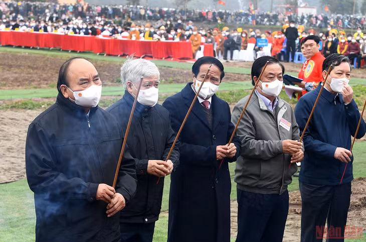 President Nguyen Xuan Phuc and delegates offering incense to commemorate the King. (Photo: THANH DAT)