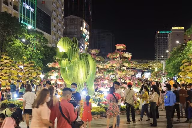 People celebrate the New Year on Nguyễn Huệ Flower Street, District 1, Ho Chi Minh City. VNA/VNS photo Quang Châu