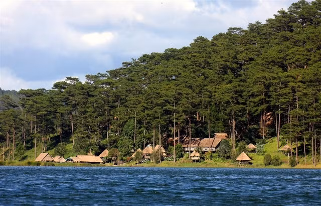 The beauty of Tuyền Lâm Lake in Đà Lạt City, Lâm Đồng Province makes it worth a visit at any time of year. — VNA/VNS Photo
