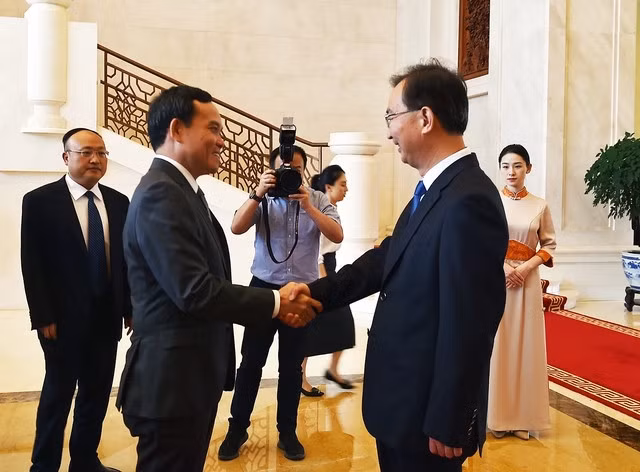 Deputy Prime Minister Tran Luu Quang receives Secretary of the provincial Party Committee of China’s Yunnan province Wang Ning. (Photo: VGP)