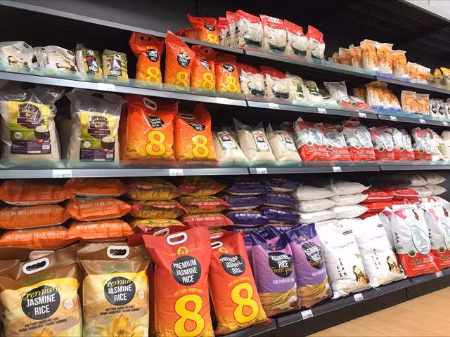 Việt Nam's jasmine fragrant rice and other speciality rice kinds for sale at a supermarket in the UK. VNA/VNS Photo Minh Hợp