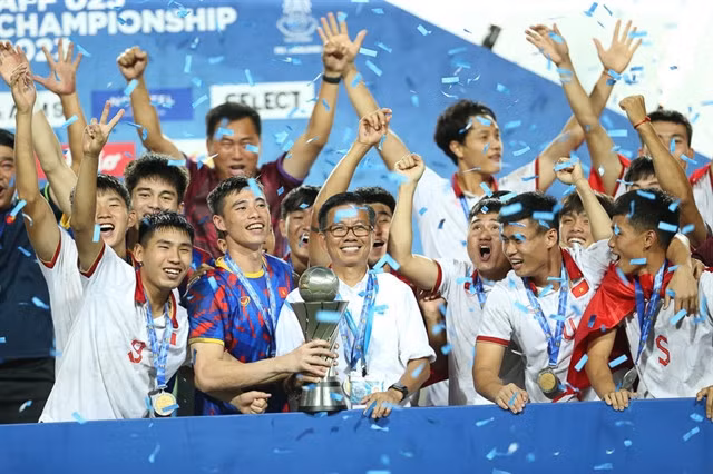 Vietnamese coaches and players celebrate their second regional U23 tournament title. Photo of VFF