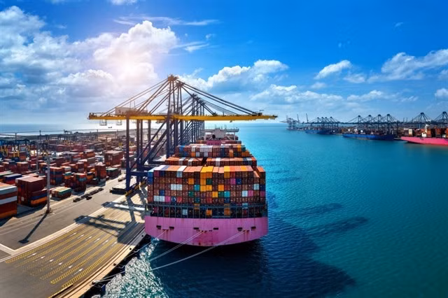 The total import-export turnover of goods hit $374.23 billion, posting a year-over-year decrease of 13.9 per cent. — Photo vov.vn