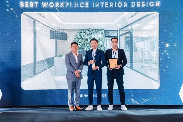 Deputy Director of AADA, Dylan Yip (first left) presents Best Workplace Interior Design award to representatives of CBRE Hanoi Office. — Photo anninhthudo.vn