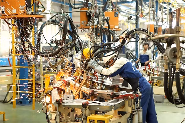 Production at Huyndai Thành Công, Ninh Bình. The priority will be given to promoting supporting industries for garment and textile, footwear, electronics, automobile production and assembly and mechanical engineering. — VNA/VNS Photo