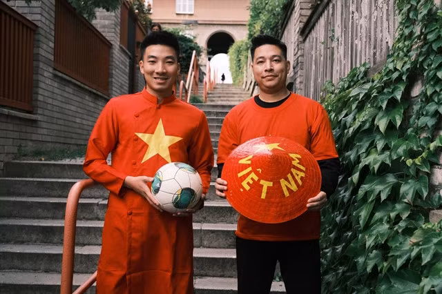 Vũ Ngọc Nam (left) brings Việt Nam to the world with artistic football. Photos SPORT
