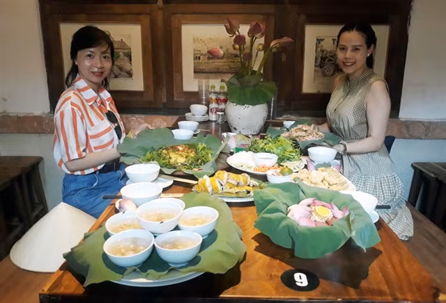 RUSTIC ATMOSPHERE: Enjoying local specialties in Đường Lâm Village is an impressive experience. Photo kinhtedothi.vn