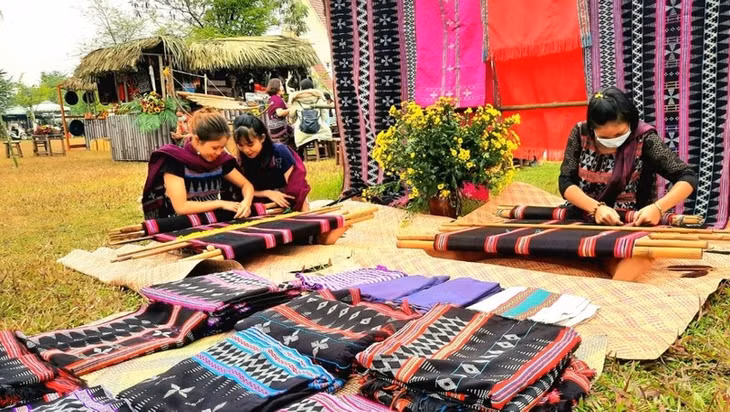 Ethnic women practice brocade weaving in the Vietnam National Village for Ethnic Culture and Tourism (Photo: VOV)