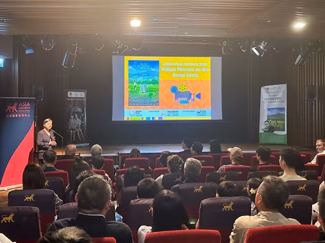 Alice Mong, director of the Asia Society Hong Kong Centre, delivers a speech during the film premiere of Yellow Flowers on Green Grass in the first ASEAN Film Festival. — VNA/VNS Photo Mạc Luyện