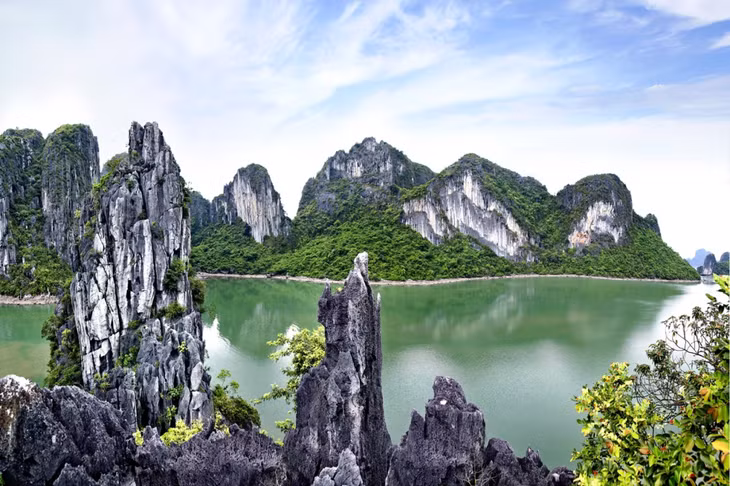 A spendid photo of Ha Long Bay taken by Do Giang