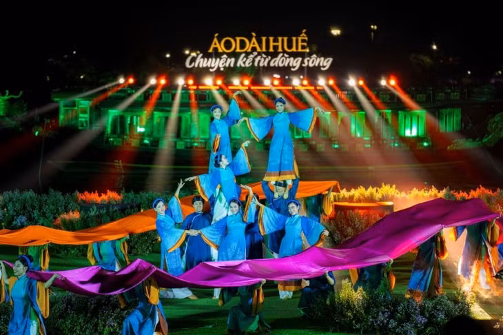 The festival attracts well-known designers from all over the country with special collections which are associated with Huong river. (Photo: cand.com.vn)