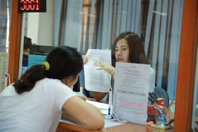 The PM asked ministries and ministry-level agencies to work to streamline 126 administrative procedures and groups of procedures related to population management, along with 402 regulations related to business activities, and 111 procedures requiring the delegation of power for processing. — Photo laodong.vn