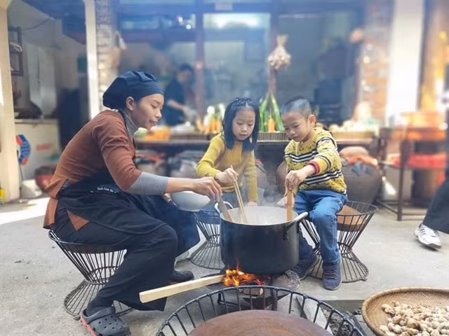 SWEET JOB: Young tourists try making 'chè lam' cookies in Đường Lâm Village. Photo courtesy of Bếp Làng Đường Lâm