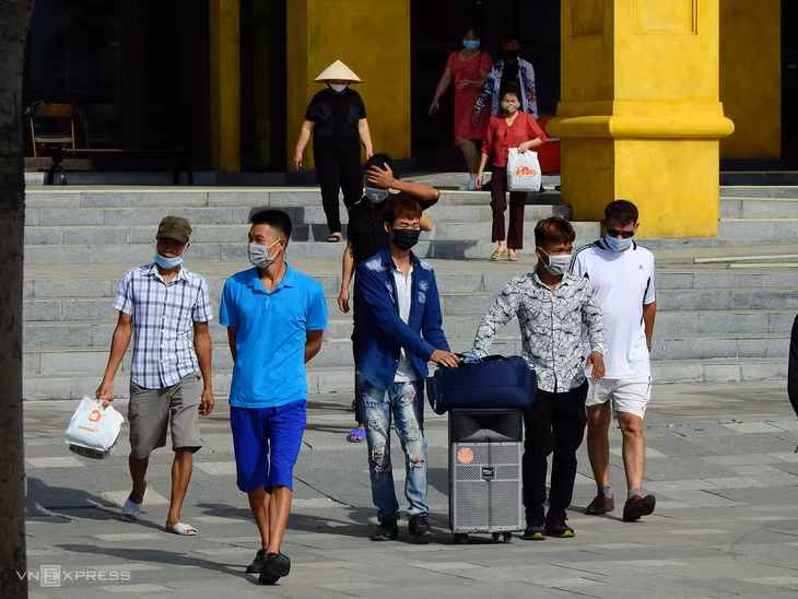 Ha Long Bay bustles after months of frozen tourism