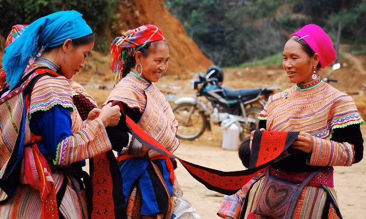 H'mong women at a market in Sapa (Dreamstime)