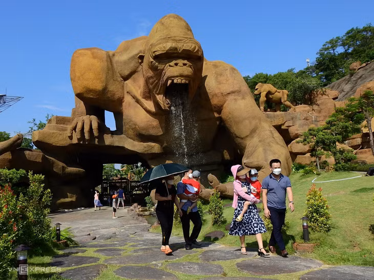 Ha Long Bay bustles after months of frozen tourism