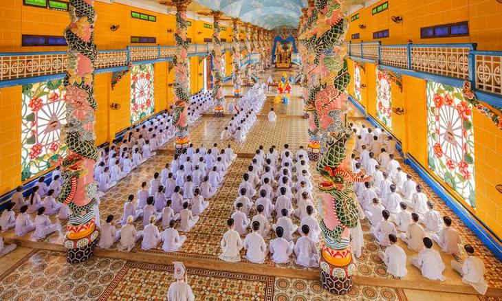Worshippers inside Cao Dai temple (Shutterstock)