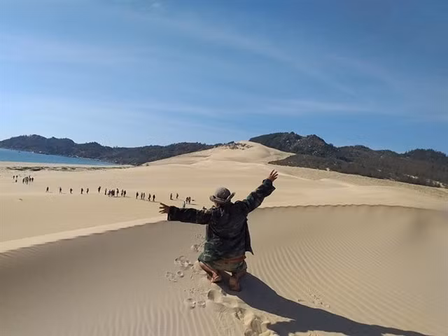 The Vĩnh Lợi sand dunes are still a wild beauty of stretching white sand dunes. - Photo dulichvietnam.com.vn