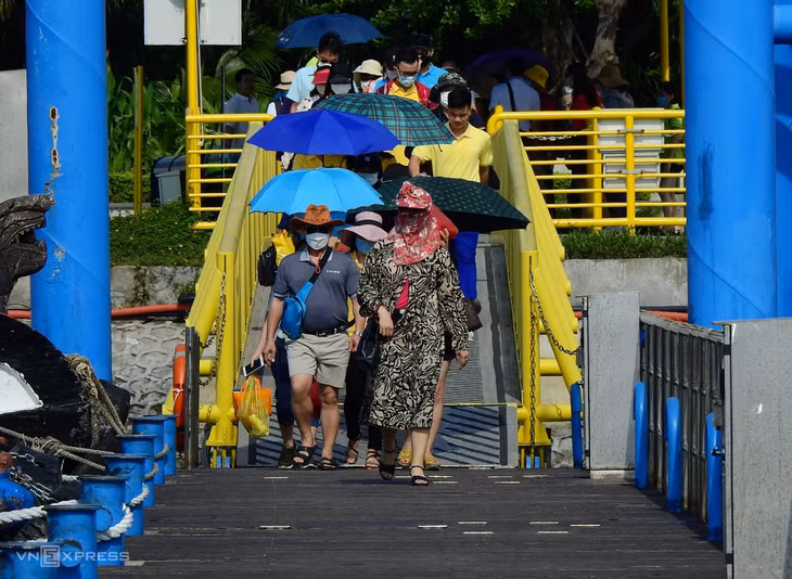Ha Long Bay bustles after months of frozen tourism