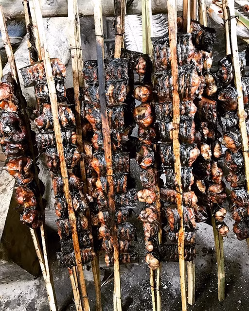 Another way of grilling hemibagrus by locals along the Serepok River. Photo phongnhaexplorer.com